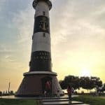 faro marino con tramonto sullo sfondo