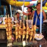 Larve cotte su degli spiedini