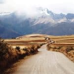 Strada che attraversa territorio arido arrivando alle montagne