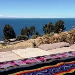 primo piano di un tessuto peruviano con il mare sullo sfondo