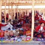 mercato per terra sotto una tettoia in legno